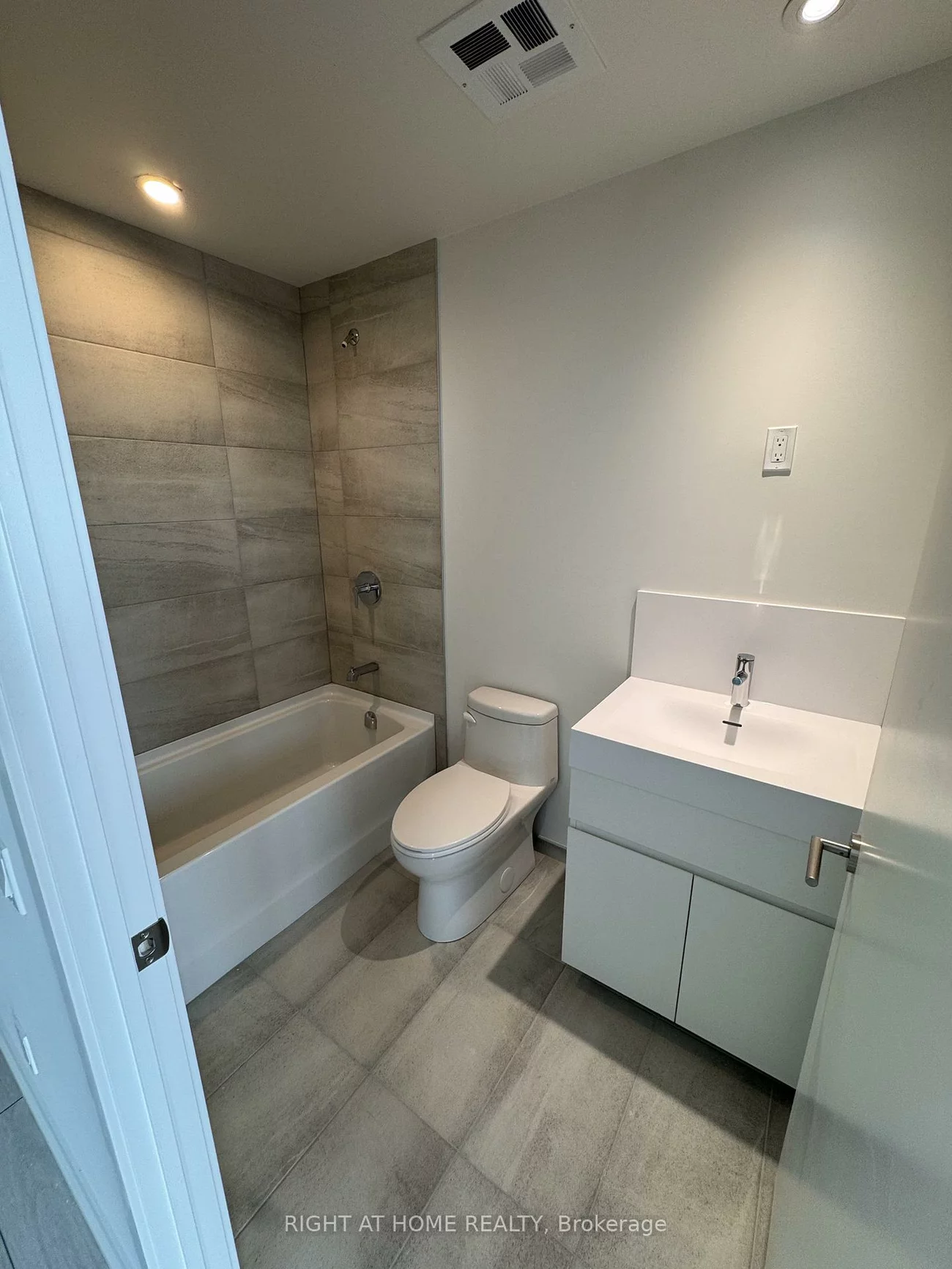 39, Mary, City Centre, Barrie