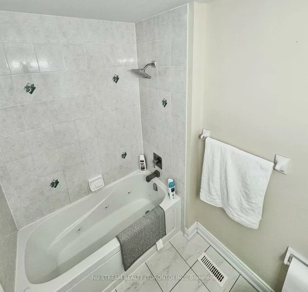 43, Madelaine, Painswick South, Barrie