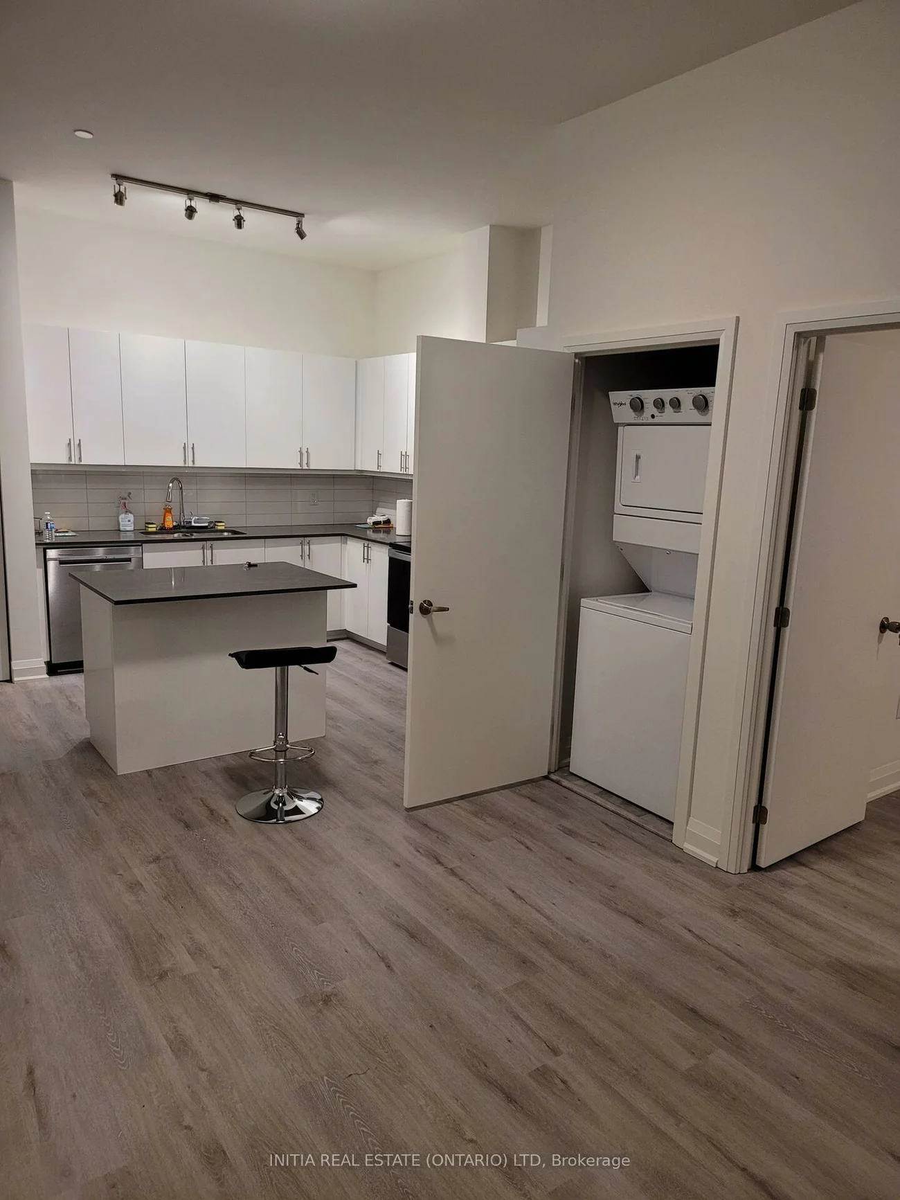 58, Lakeside (SHARED-KITCHEN), Little Lake, Barrie