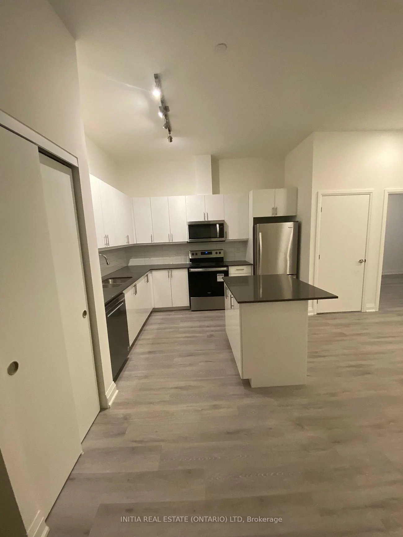 58, Lakeside (SHARED-KITCHEN), Little Lake, Barrie