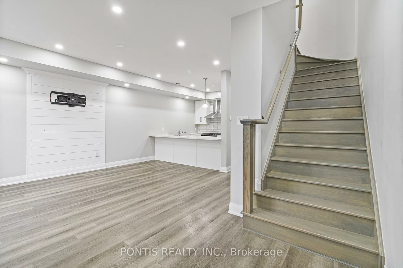21, STONEHART, East Bayfield, Barrie