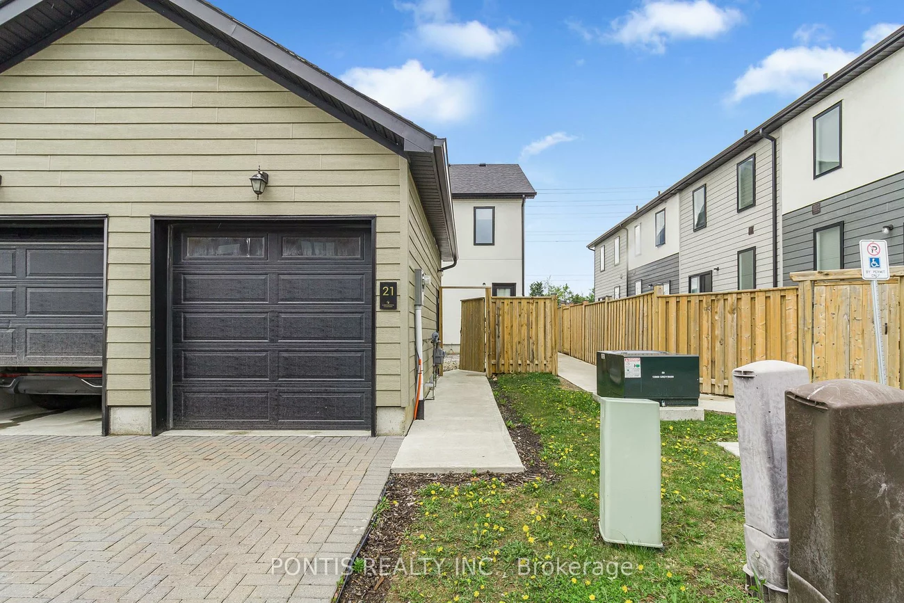 21, STONEHART, East Bayfield, Barrie