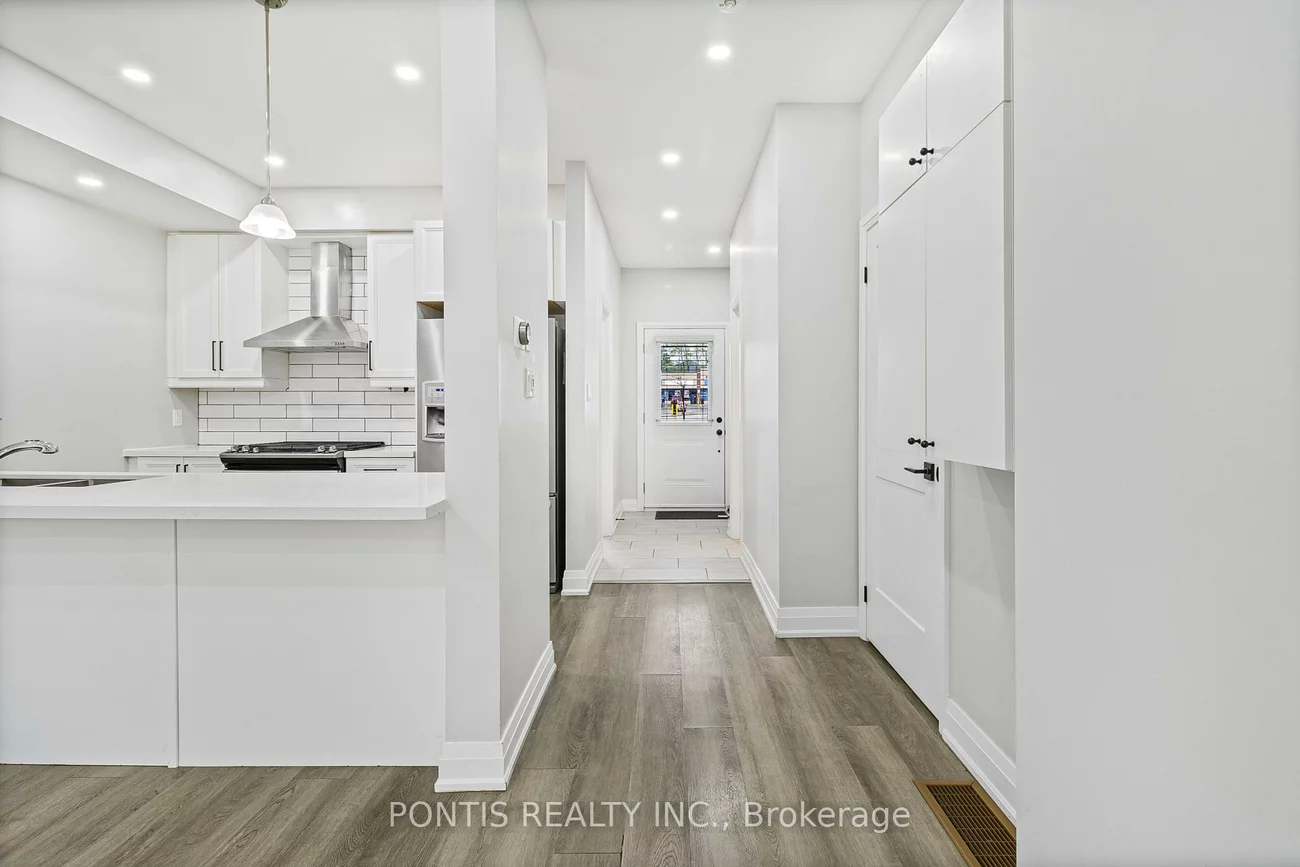 21, STONEHART, East Bayfield, Barrie