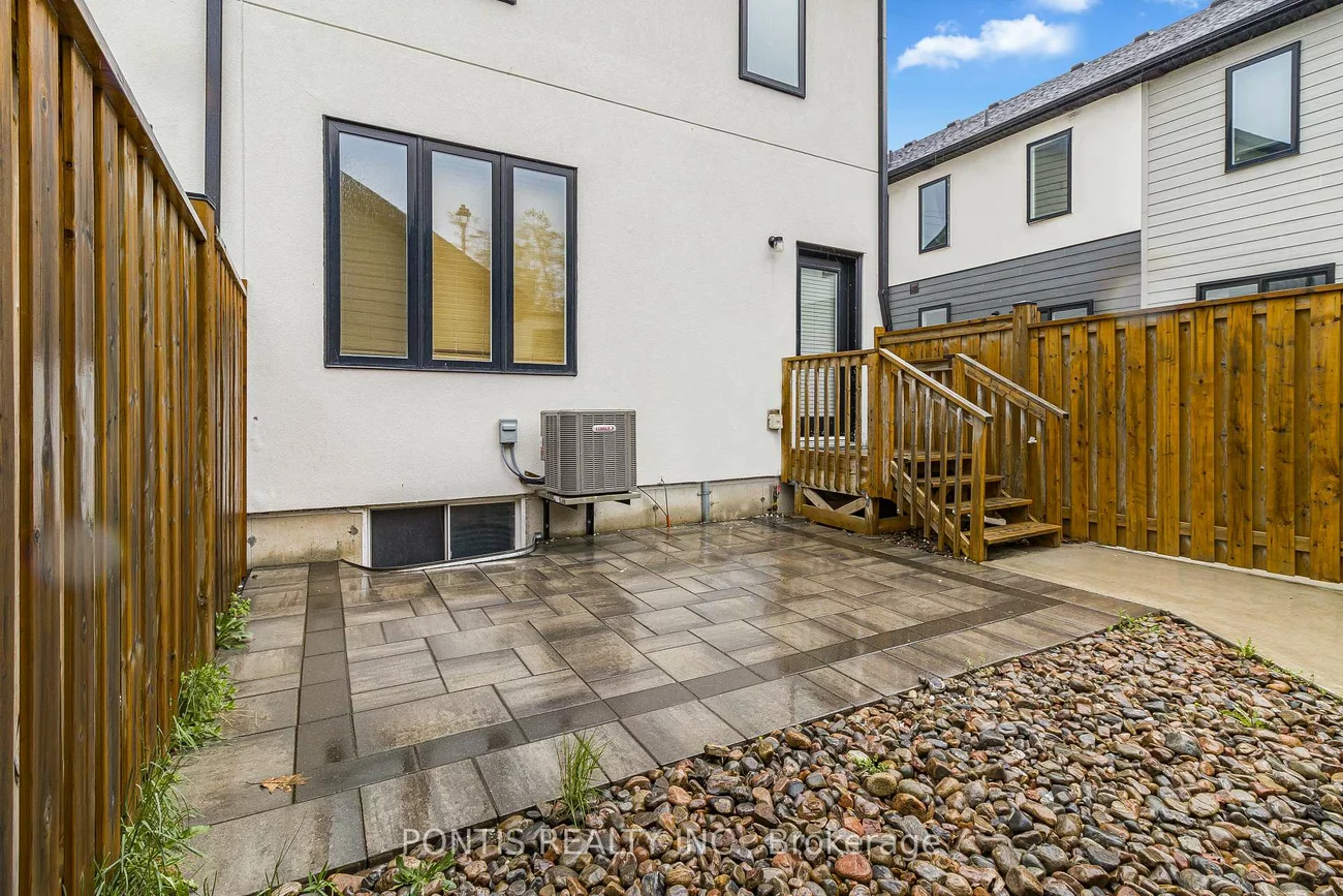 21, STONEHART, East Bayfield, Barrie