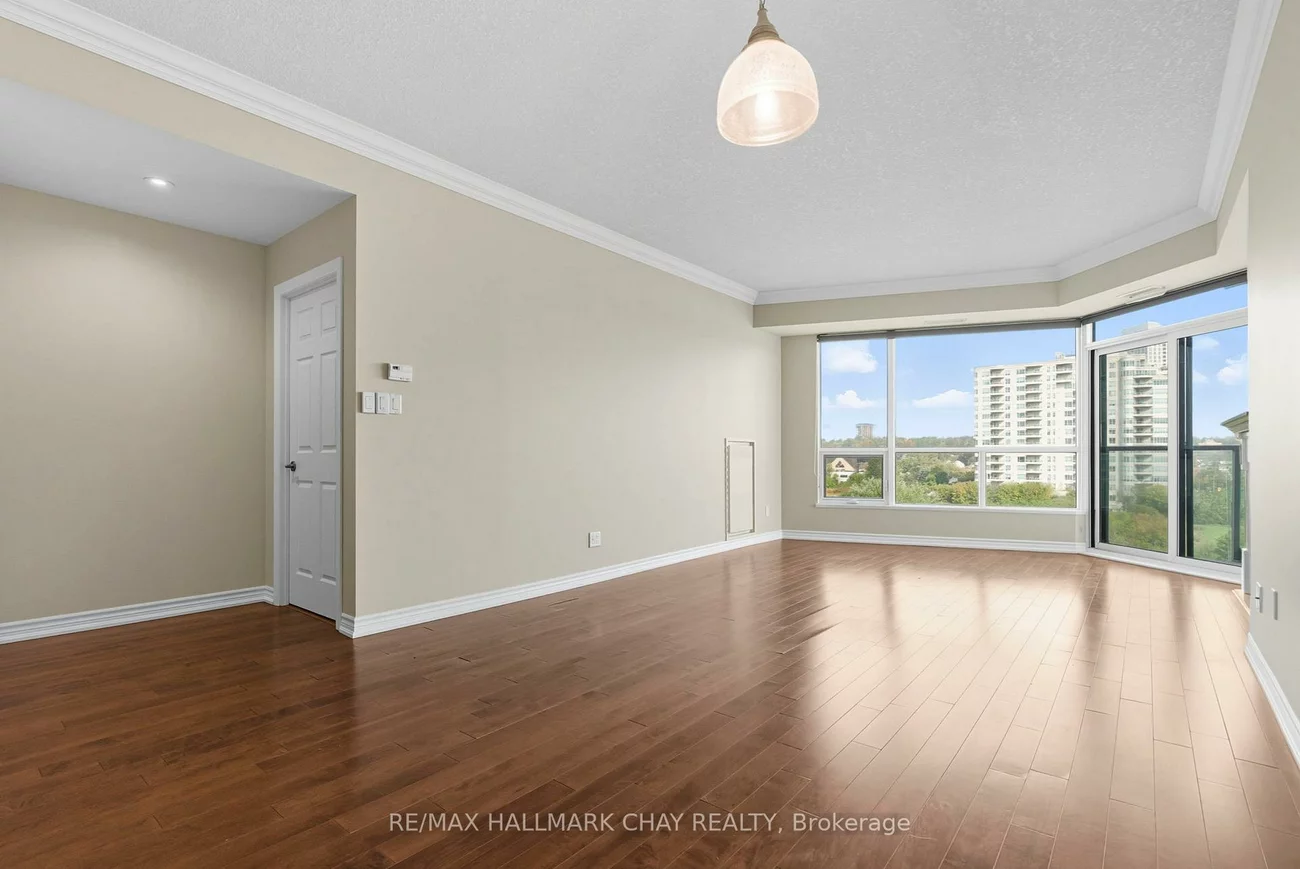 33, Ellen, City Centre, Barrie