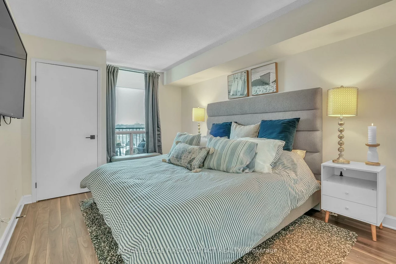 65, Ellen, City Centre, Barrie