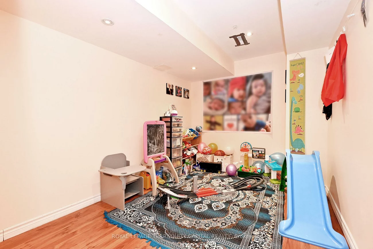 29, Madelaine, Painswick South, Barrie