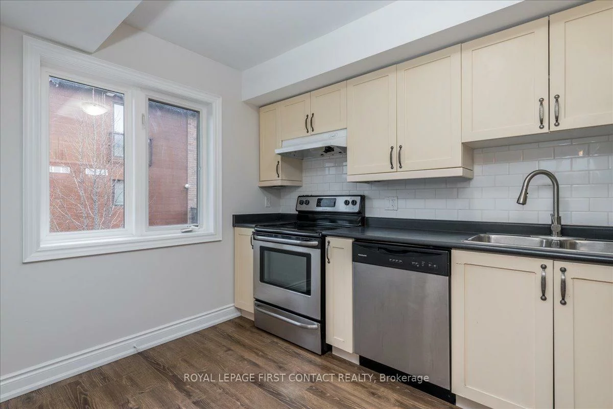 35, Madelaine, Painswick South, Barrie