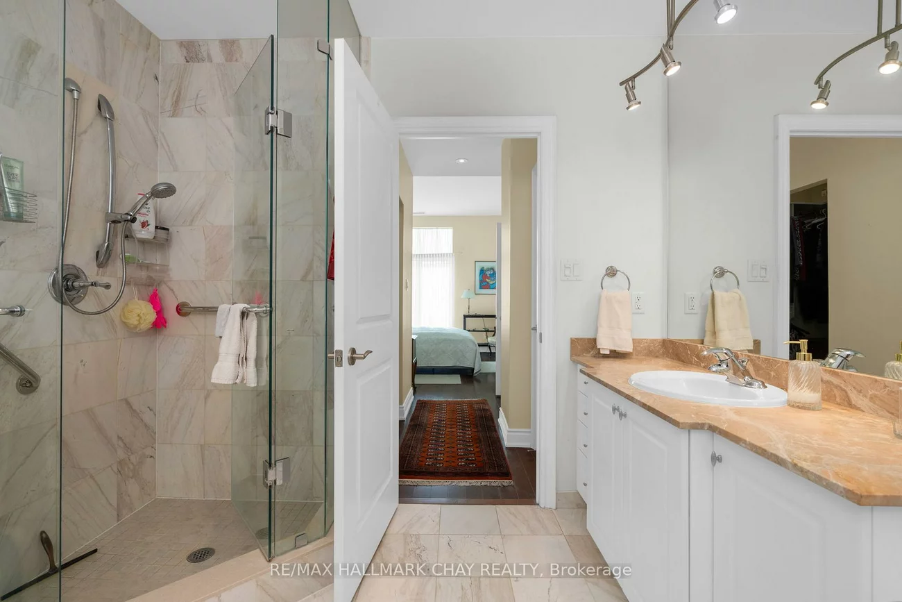 33, Ellen, City Centre, Barrie