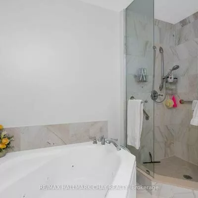 33, Ellen, City Centre, Barrie