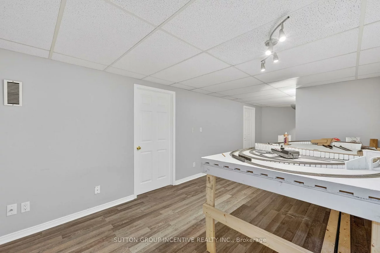 165, Kozlov, West Bayfield, Barrie