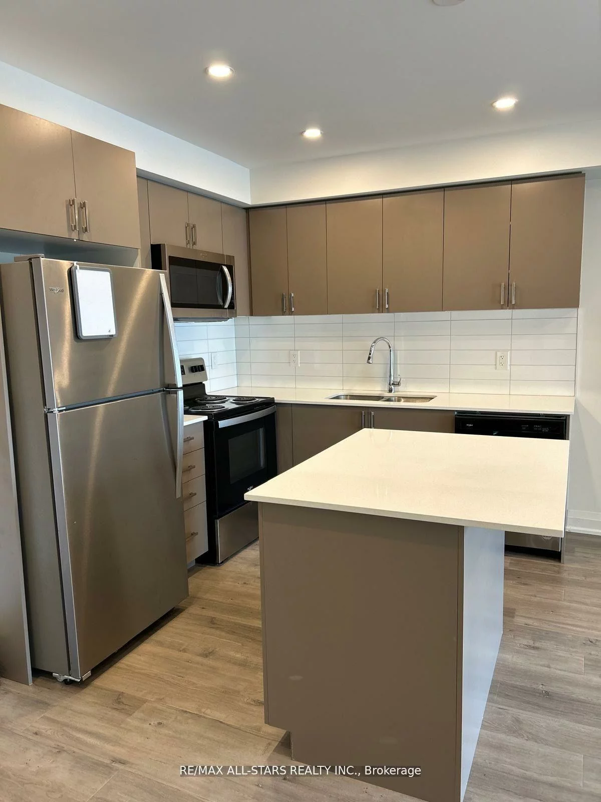 58, LAKESIDE, Little Lake, Barrie