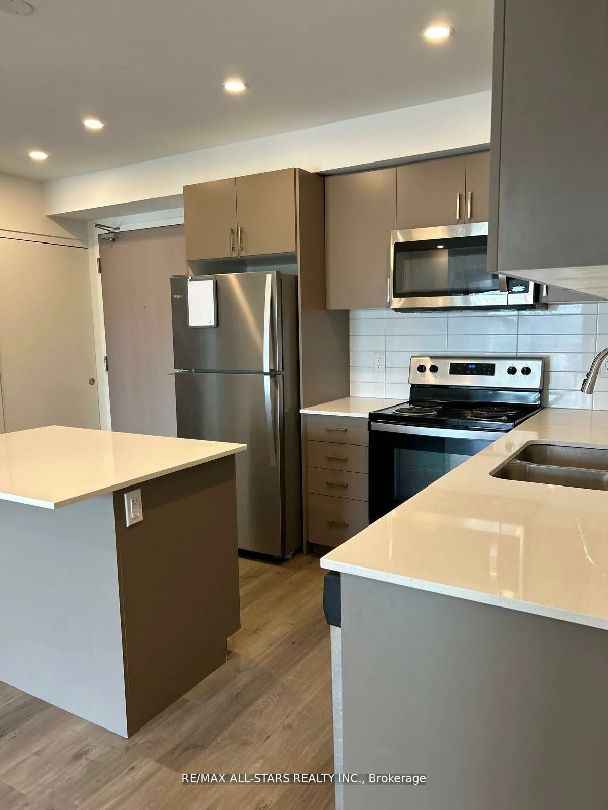 58, LAKESIDE, Little Lake, Barrie