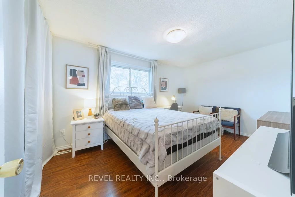 63, Ferris, Cundles East, Barrie