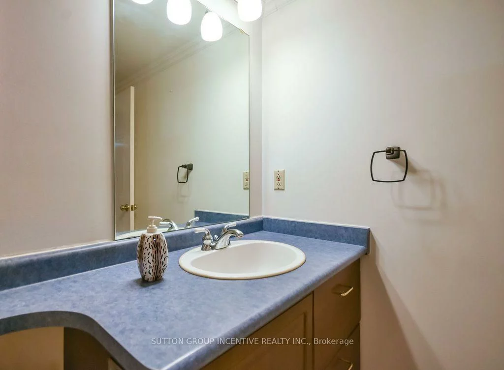 65, Ellen, City Centre, Barrie