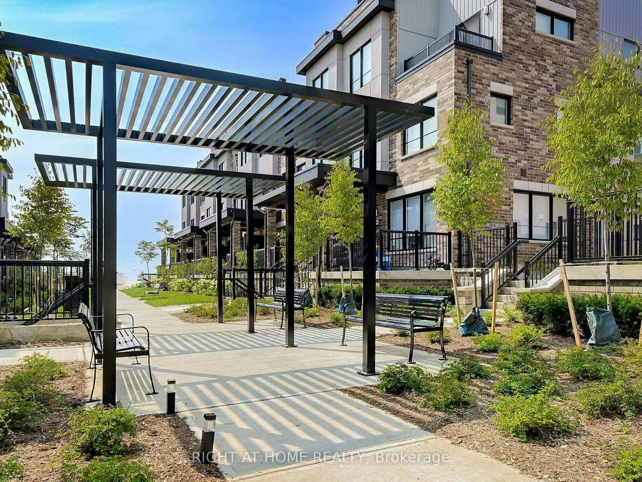 8-50, Baynes, Bradford, Bradford West Gwillimbury