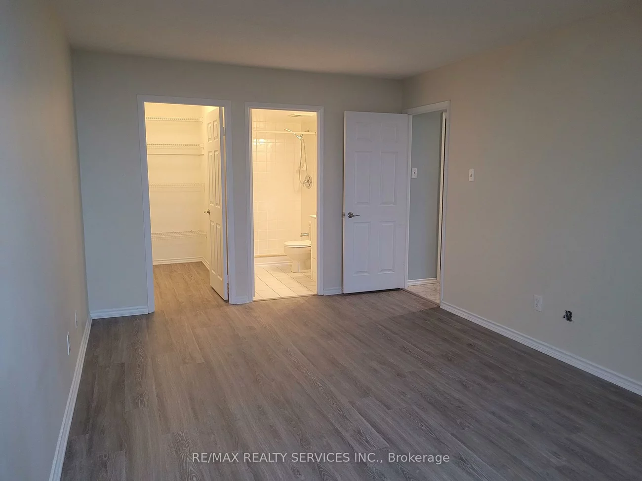 330, Mill, Brampton South, Brampton