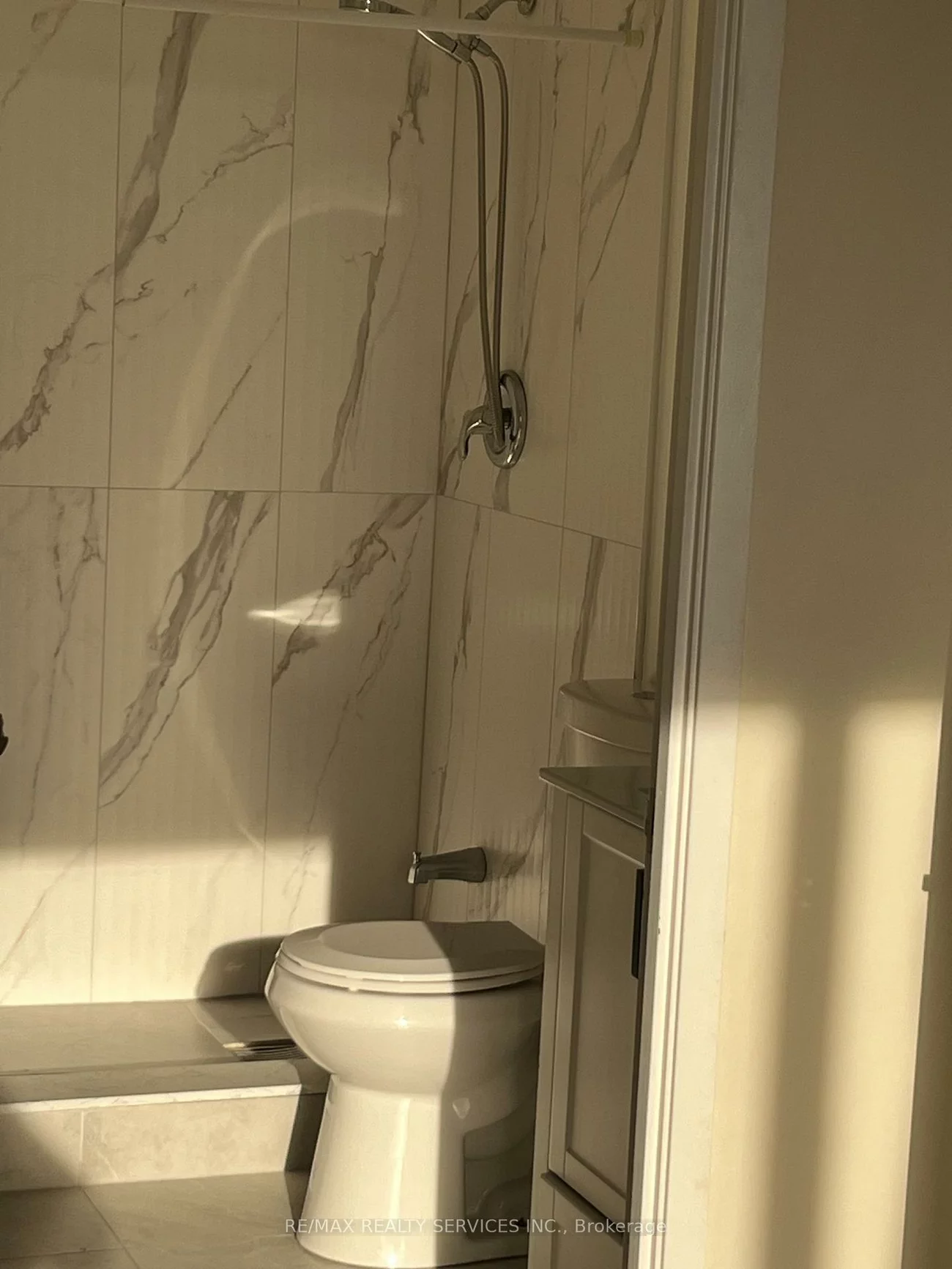 330, Mill, Brampton South, Brampton