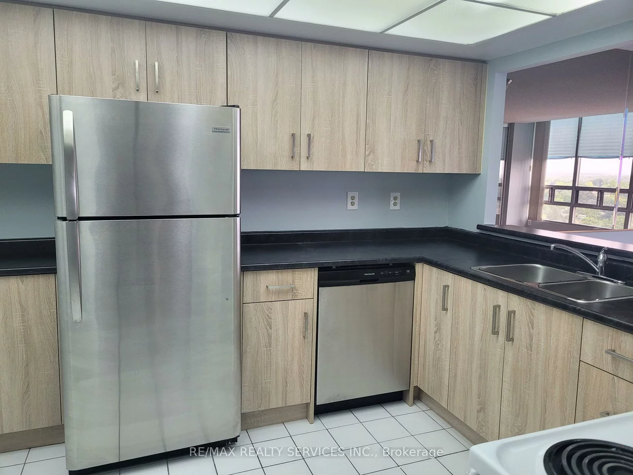 330, Mill, Brampton South, Brampton