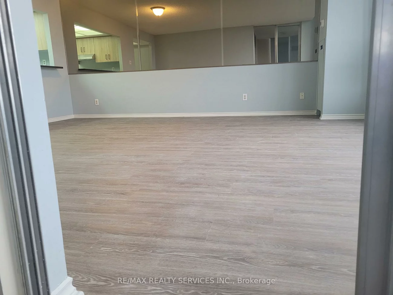 330, Mill, Brampton South, Brampton