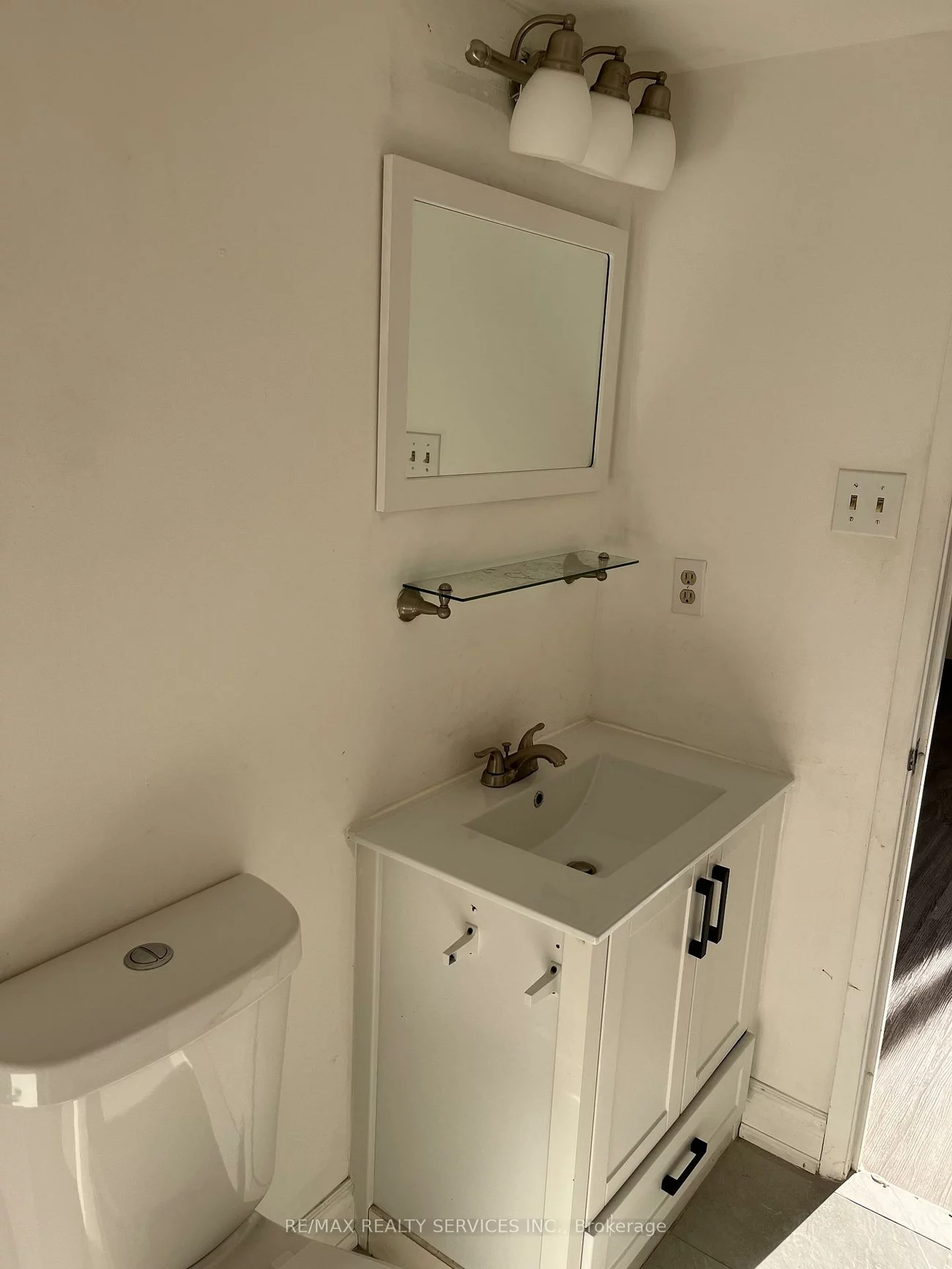 330, Mill, Brampton South, Brampton