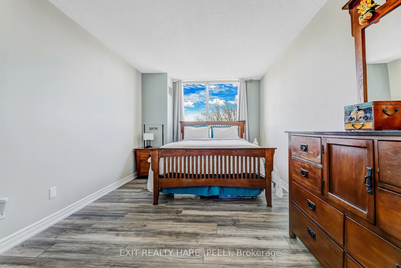 330, Mill, Brampton South, Brampton