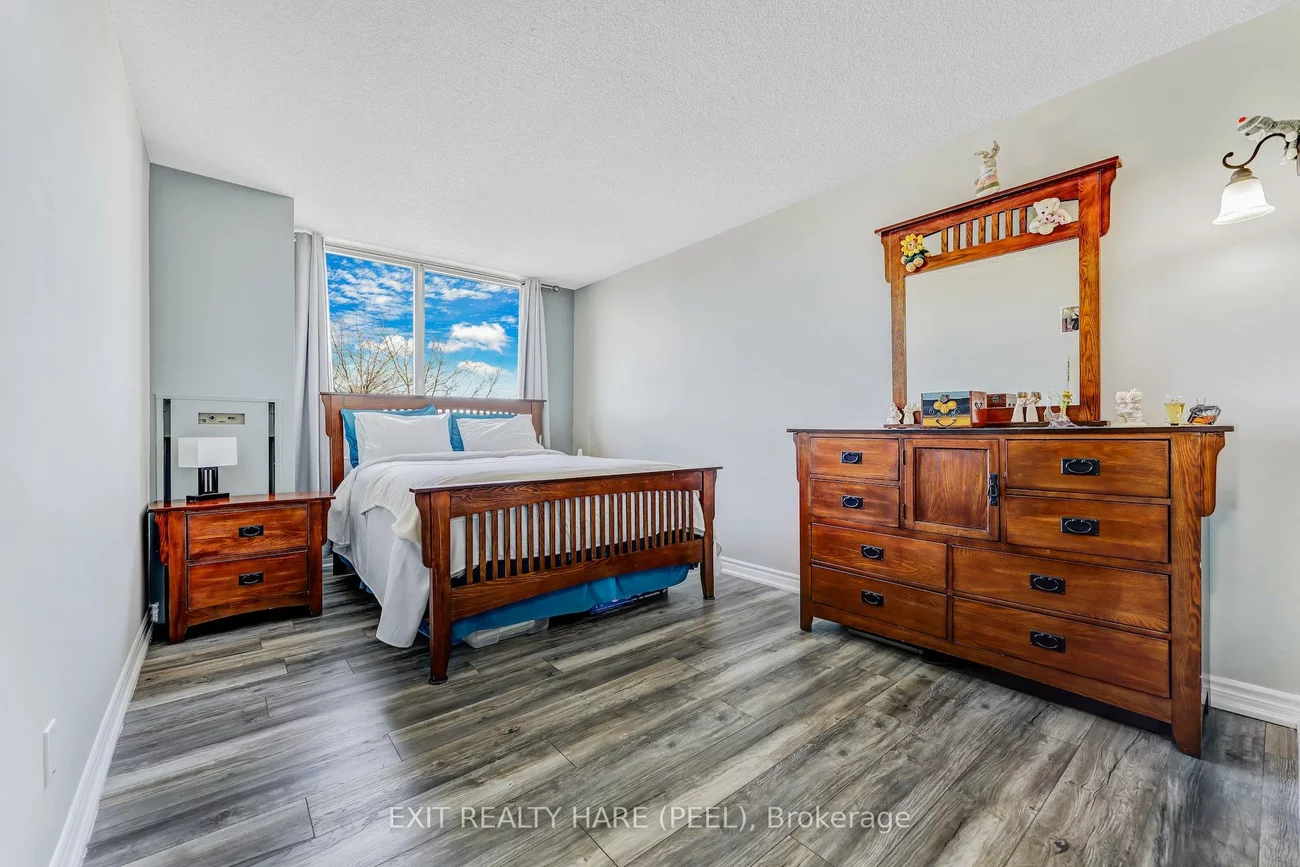 330, Mill, Brampton South, Brampton