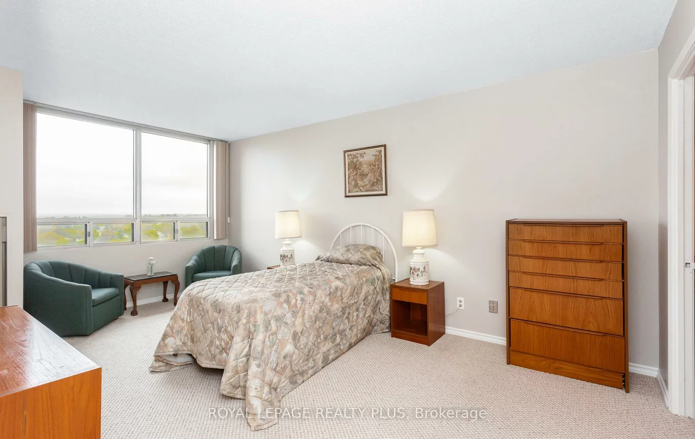320, Mill, Brampton South, Brampton