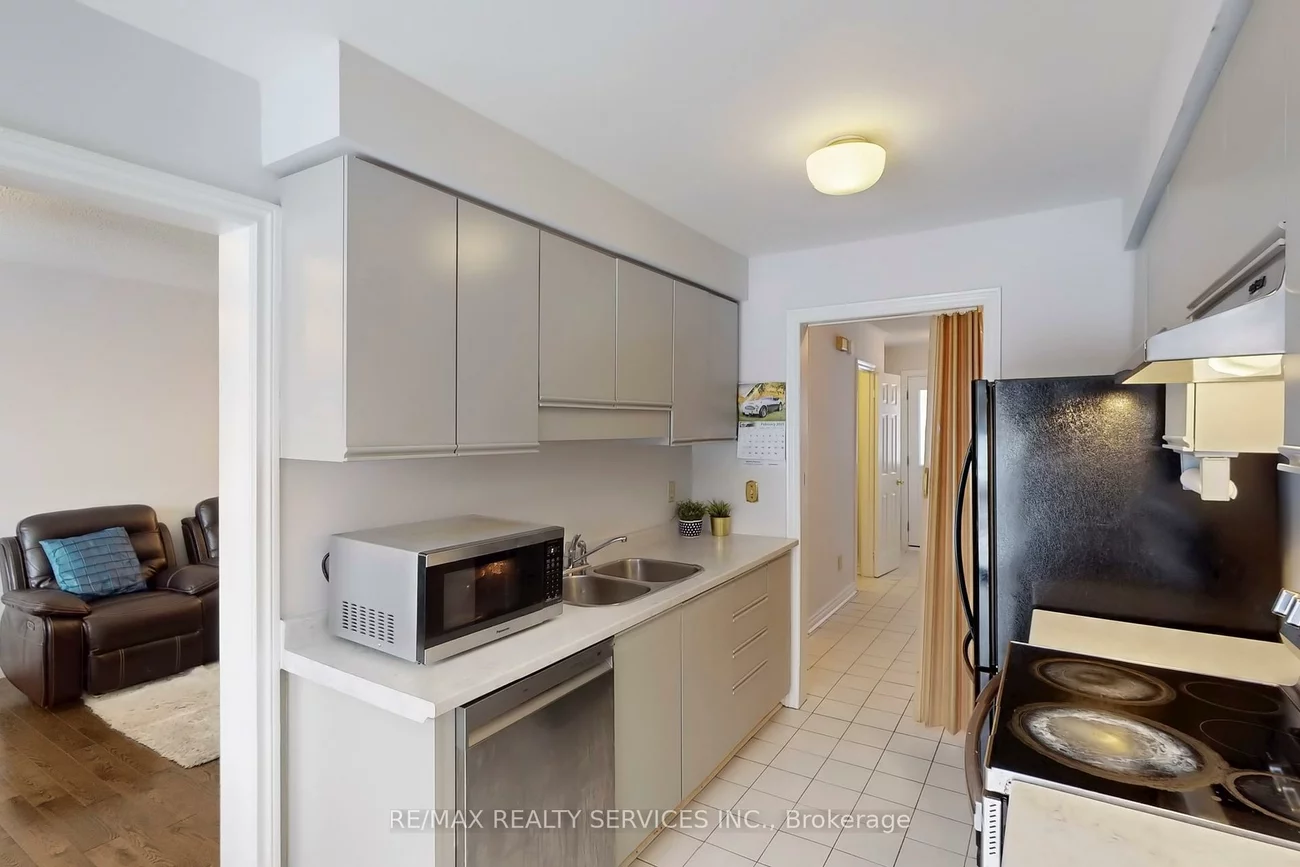 28, Heathcliffe, Central Park, Brampton