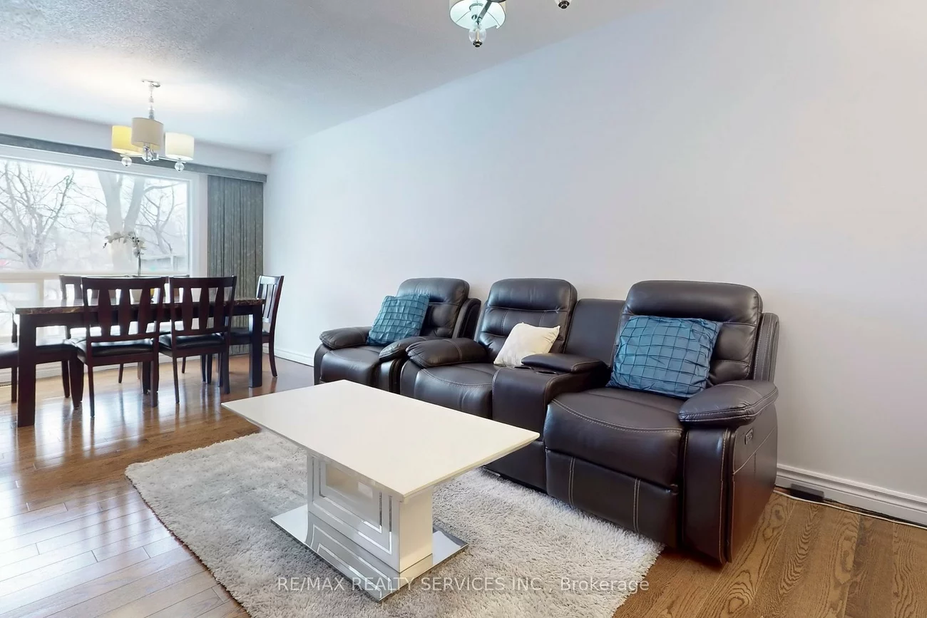 28, Heathcliffe, Central Park, Brampton