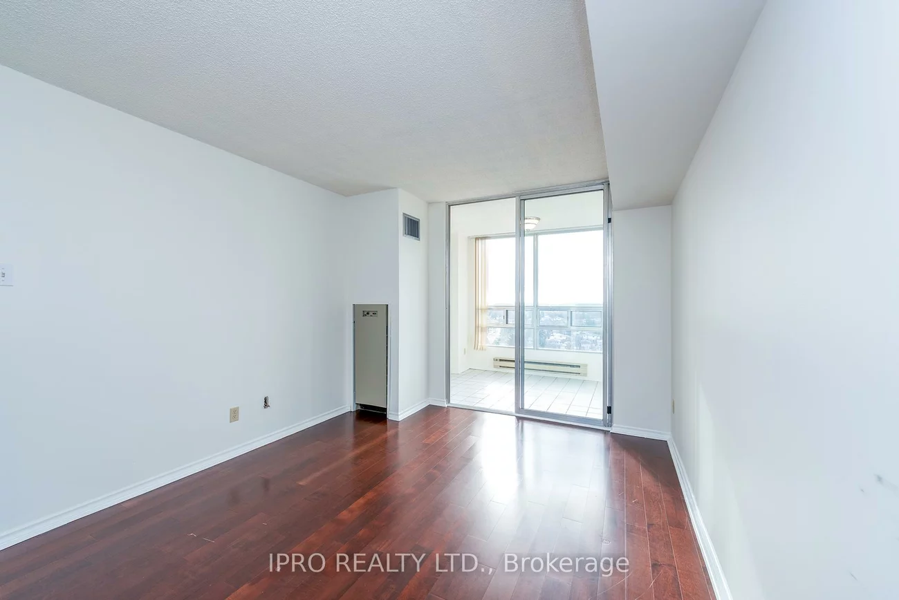 330, Mill, Brampton South, Brampton