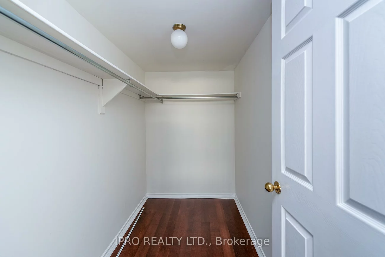 330, Mill, Brampton South, Brampton