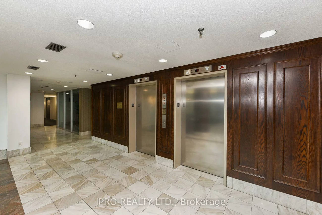 330, Mill, Brampton South, Brampton