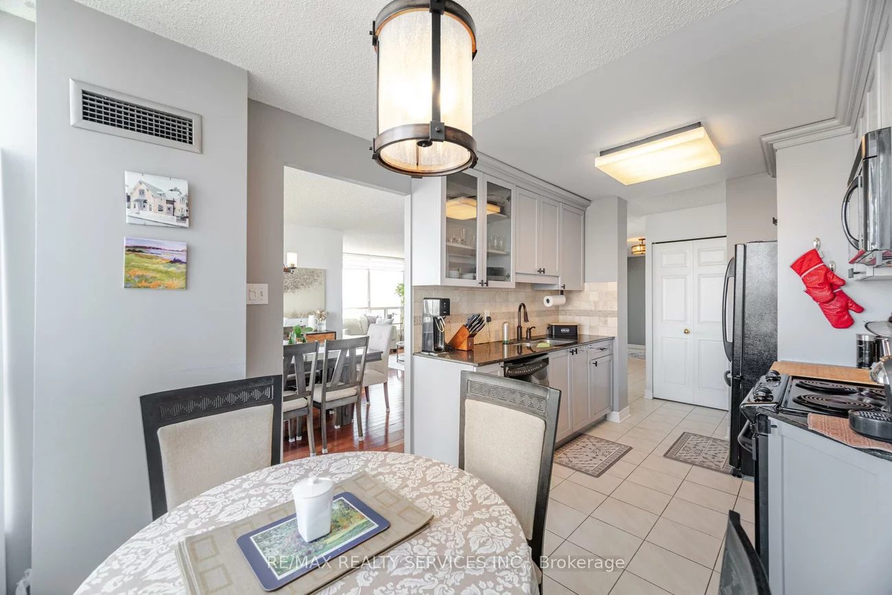 12, Laurelcrest, Queen Street Corridor, Brampton