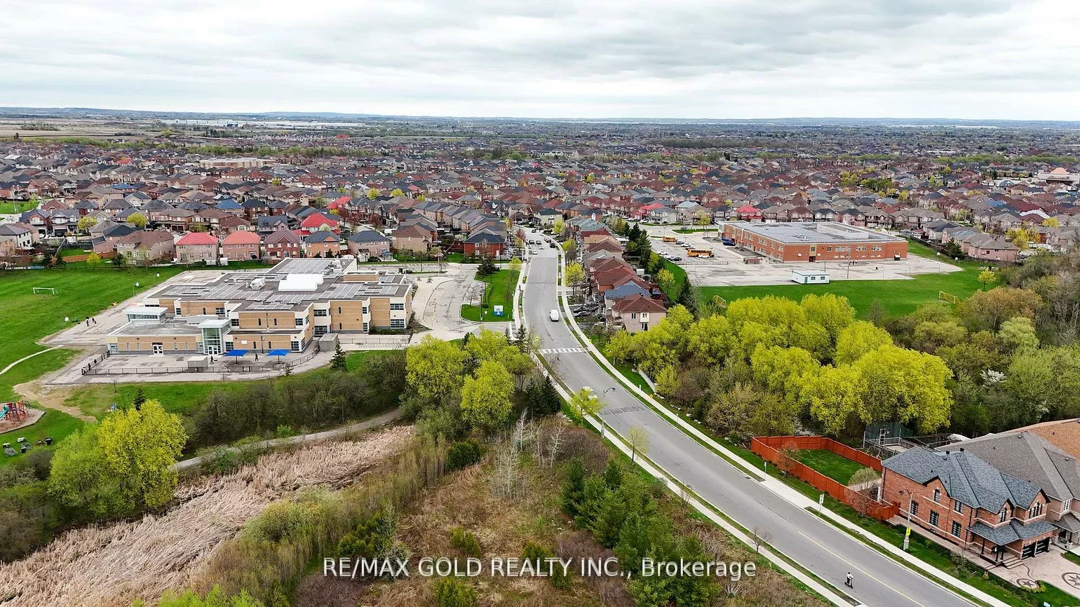 250, Sunny Meadow, Sandringham-Wellington, Brampton