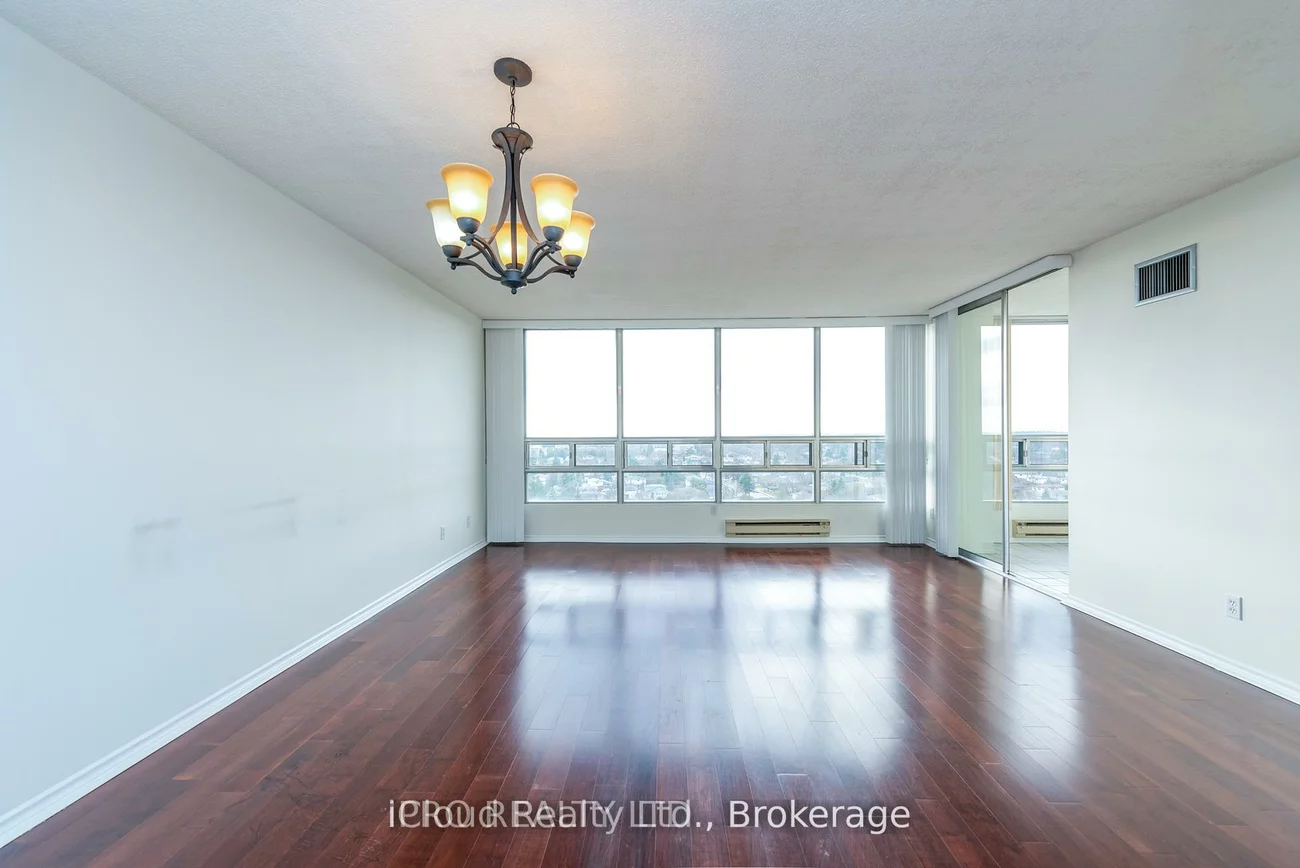 330, Mill, Brampton South, Brampton