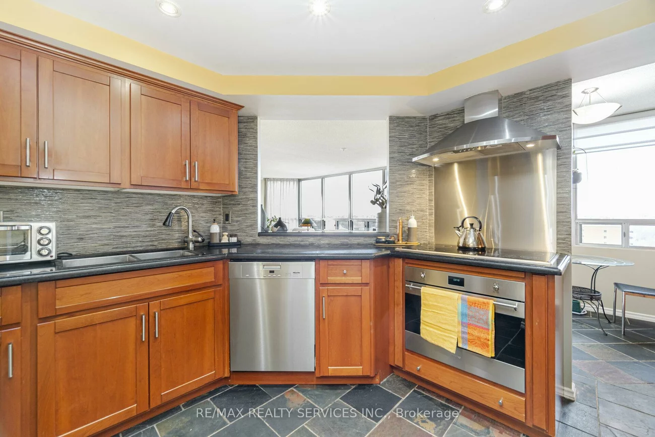 310, Mill, Brampton South, Brampton