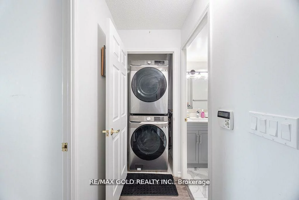 25, Via Rosedale, Sandringham-Wellington, Brampton