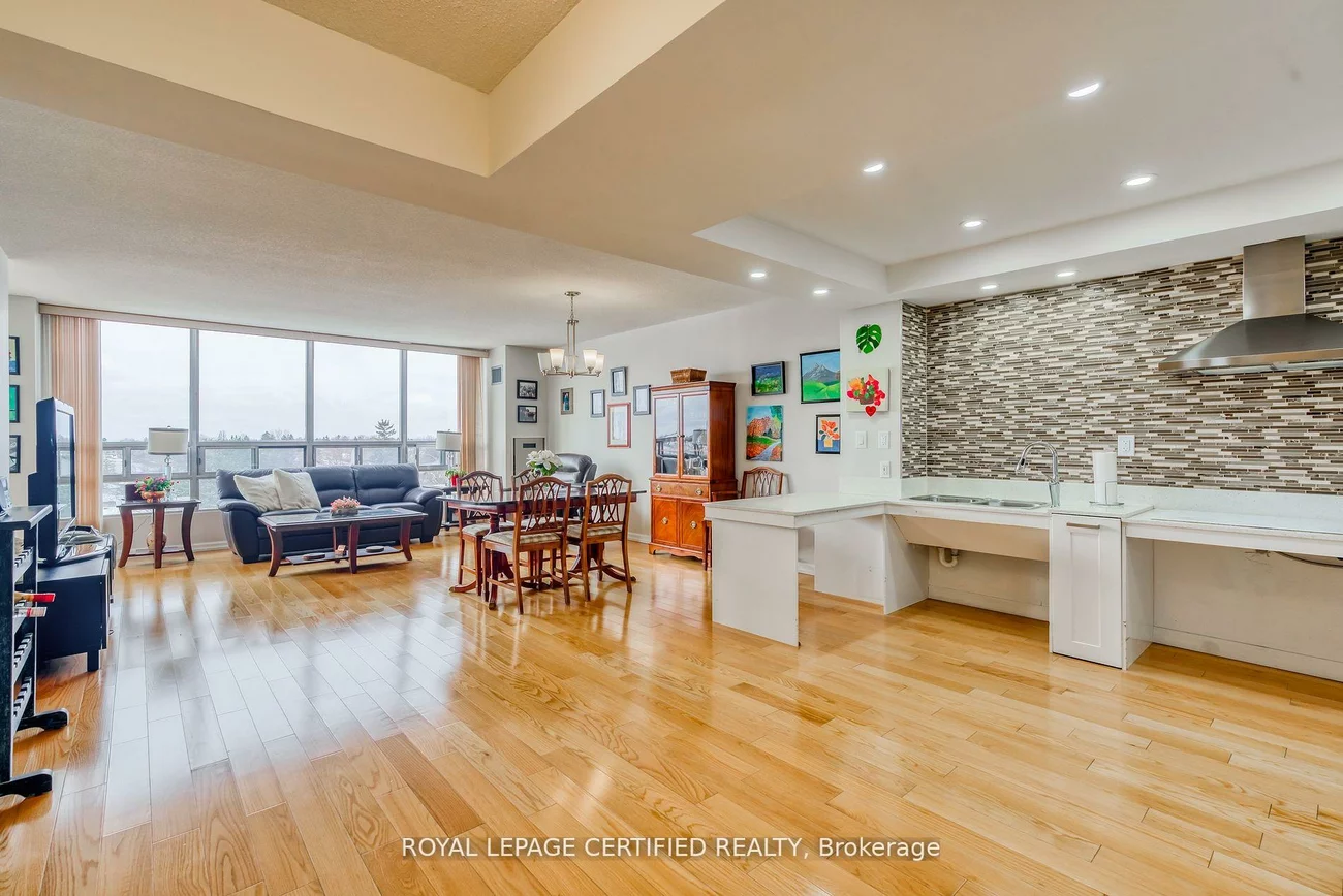 320, Mill, Brampton South, Brampton