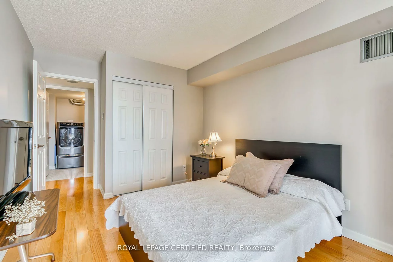 320, Mill, Brampton South, Brampton