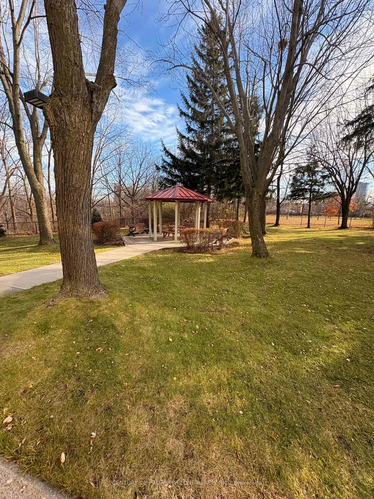 330, Mill, Brampton South, Brampton