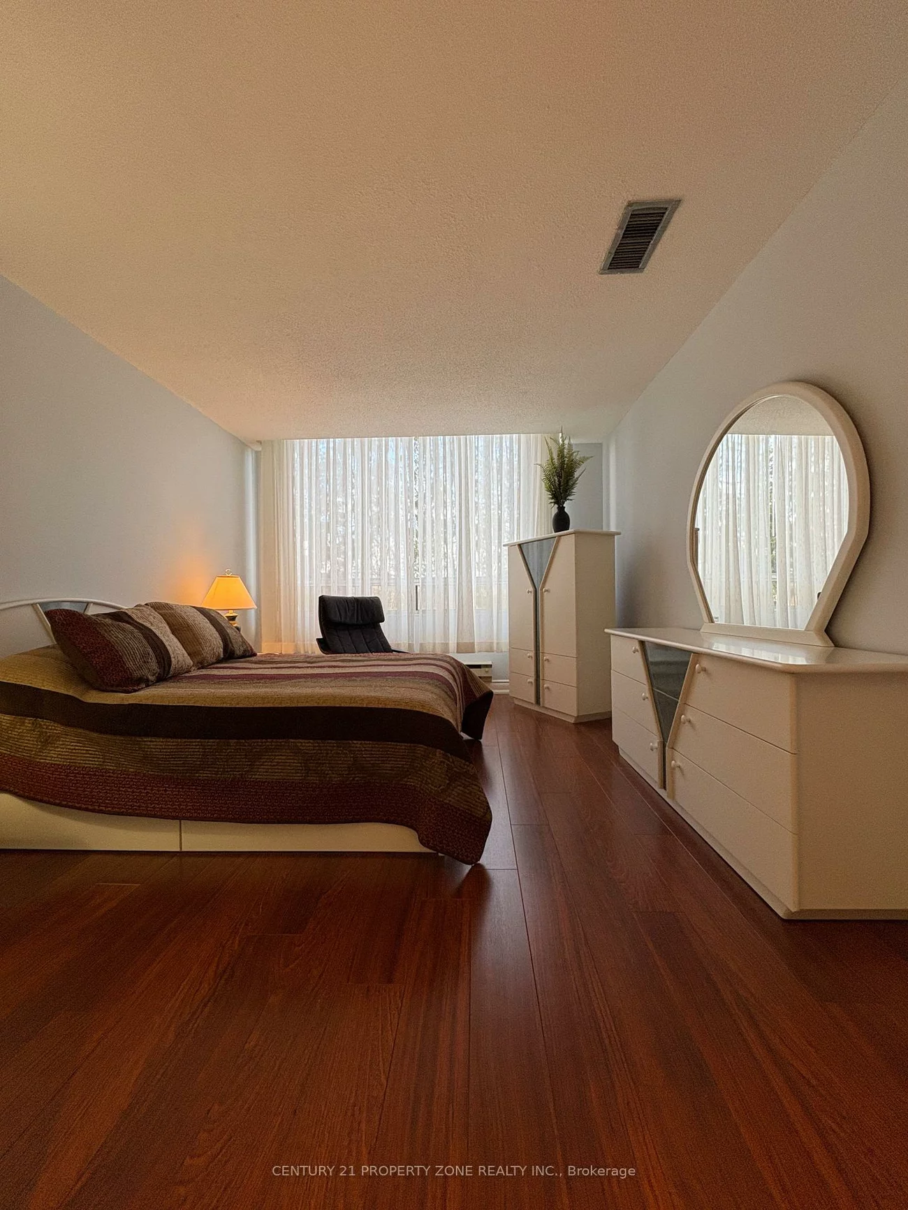 330, Mill, Brampton South, Brampton