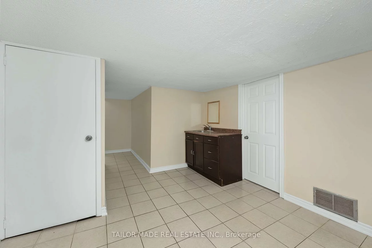 38, Collins, Brampton North, Brampton