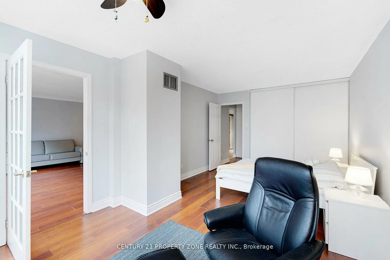 330, Mill, Brampton South, Brampton