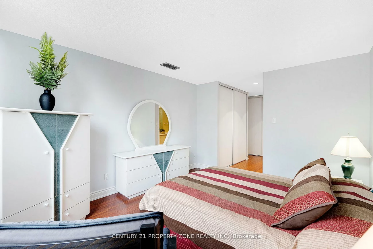 330, Mill, Brampton South, Brampton