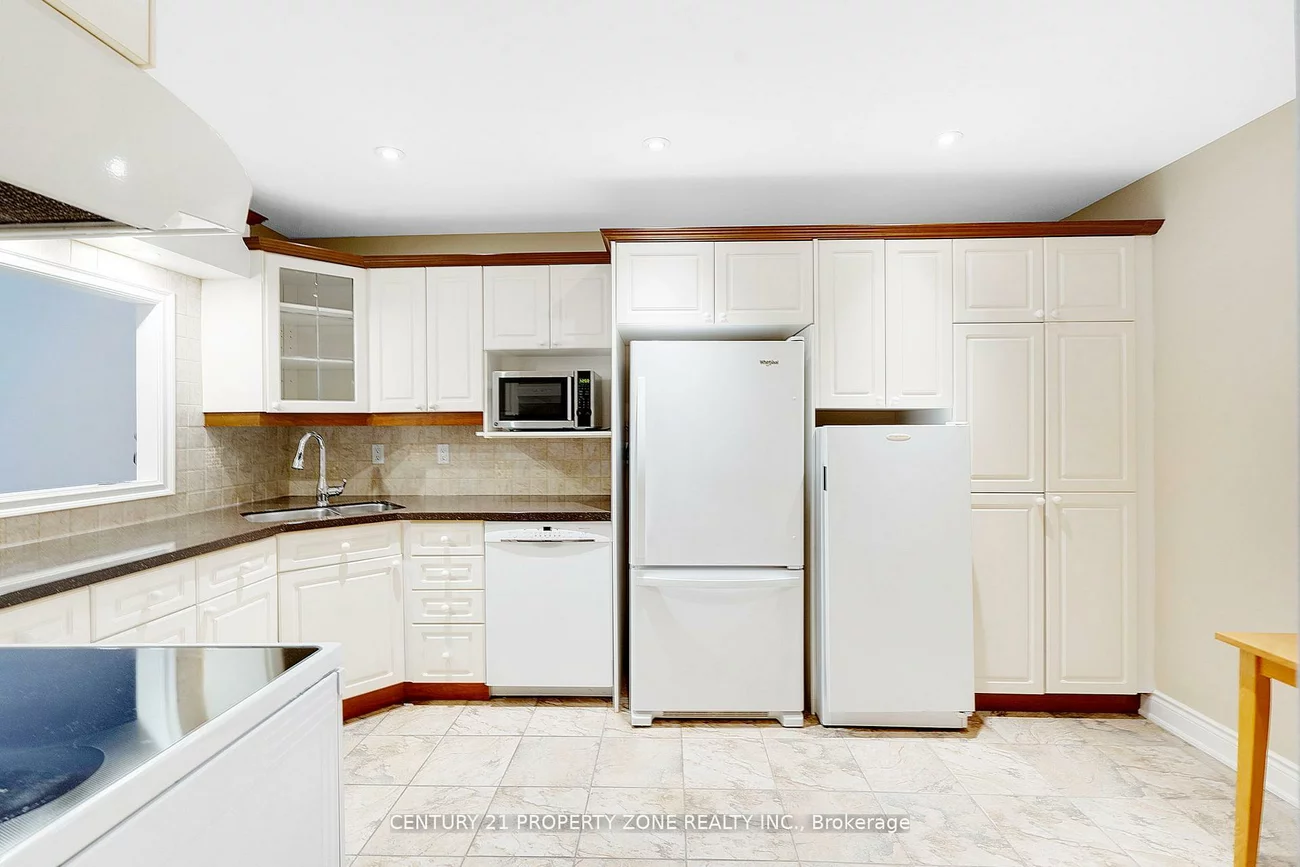 330, Mill, Brampton South, Brampton