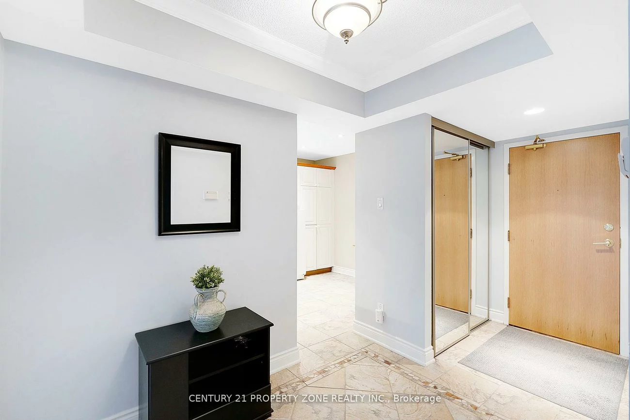 330, Mill, Brampton South, Brampton