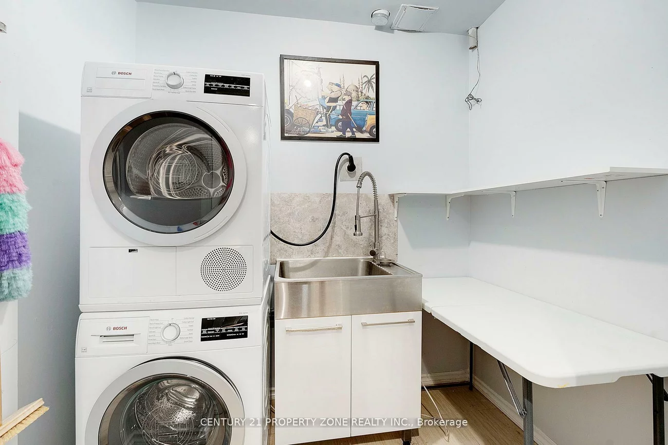 330, Mill, Brampton South, Brampton