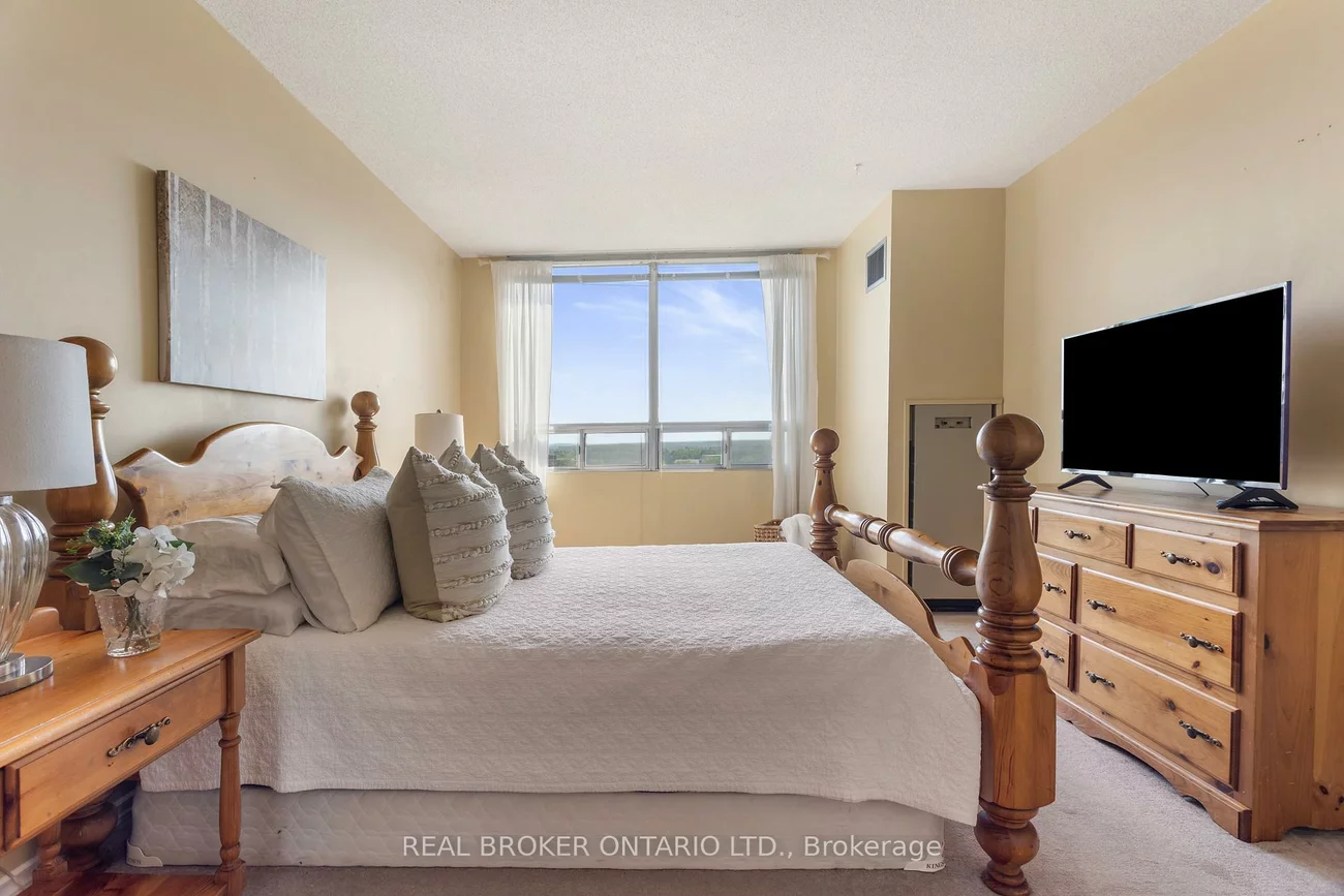 330, Mill, Brampton South, Brampton