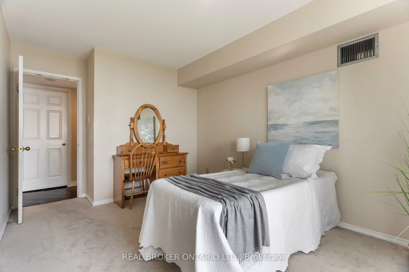 330, Mill, Brampton South, Brampton